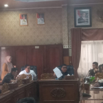 Warga Pusar Sambangi Kantor DPRD OKU