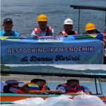 Dorong Kesejahteraan Nelayan, Bupati Monadi Bersama PT KMH Tebar Ikan Endemik di Danau Kerinci