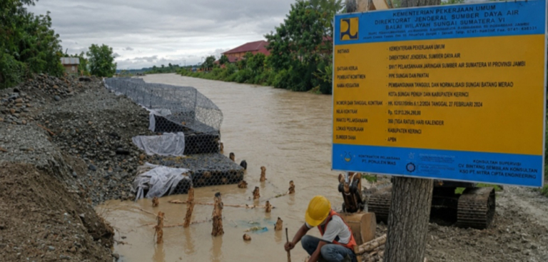 Menjadi Kritikan & Sorotan Tajam, Proyek Tanggul Rp12,9 Miliar di Sungai Batang Merao